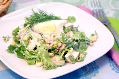 Салат с тунцом и кукурузой готов