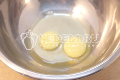 В миске взбить 2 яйца с маслом разогретым до комнатной температуры
