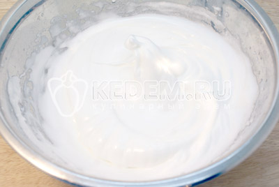 Для крема взбить белки с сахарной пудрой в крепкую пену и убрать в холод