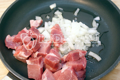 Мясо порезать кусочками. Лук мелко нашинковать. Обжарить на растительном масле мясо с луком до полу готовности
