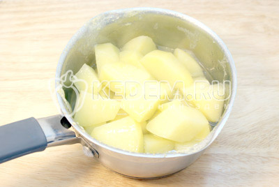 Картофель вымыть и очистить. Залить водой и отварить до готовности
