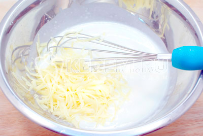 В молочную смесь добавить яйцо, 2/3 части сыра и кедровые орехи перемешать. - Новогодний жюльен. Фото рецепт приготовление жульена на новгодний стол.