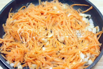 Обжарить на половине сливочного масла лук и морковь