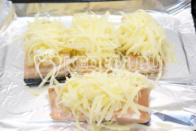 Немного смазать майонезом и посыпать тертым сыром. - Кета под ананасами. Фото рецепт приготовление красной рыбы под ананасами на новогодний стол.