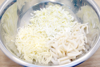 В миске смешать тертый сыр, отварные тертые яйца и кальмары. - Салат с кальмарами «Шарманка». Фото рецепт приготовление салата на новогодний стол.