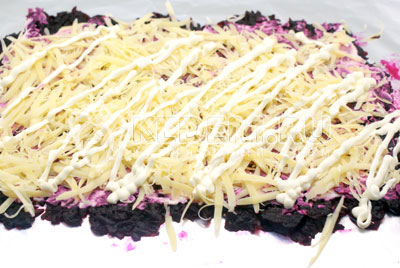 Вторым слоем выкладываем тертый сыр и смазываем майонезом. - Салат «Изумительный». Фото рецепт приготовление оригинального слоёного салата на новогодний стол.