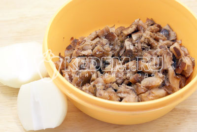 Грибы разморозить, лук очистить. - Куриный паштет с грибами. Фото рецепт приготовление куриного паштета с грибами на новогодний стол.