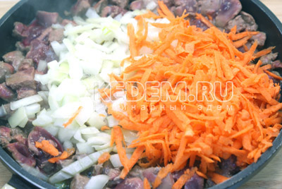 Добавить мелко нашинкованную луковицу и тертую морковь. Готовить 10-12 минут, посолить и поперчить
