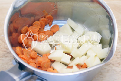 Морковь и картофель очистить. Морковь нарезать кружочками, картофель нарезать кубиками. Сложить в кастрюлю