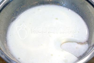 Яйца взбить и добавить в миску. Добавить сахар, соль и ванильный сахар