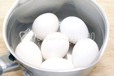 Яйца отварить до готовности и остудить