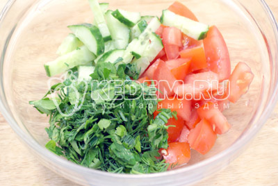 Овощи и зелень не крупно нарезать в миску, посолить и заправить маслом