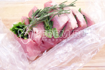 Мясо переложить в пакет для запекания и сверху уложить веточку розмарина. - Мясо в рукаве с черемшой и розмарином. Фото рецепт приготовление мяса запеченного в рукаве с черемшой.