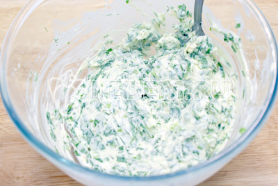 Хорошо перемешать, посолить  по вкусу. - Масло с зеленью. Фото рецепт приготовление сливочного масла с зеленью.