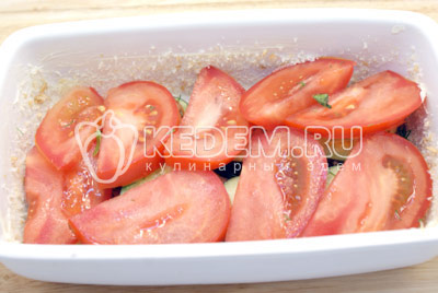 Сверху выложить ломтиками нарезанный помидор. - Баклажаны с помидорами, запеченные под сыром. Фото рецепт приготовление баклажанов с помидорами.