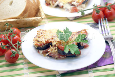 Баклажаны с помидорами, запеченные под сыром готовы