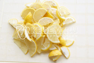 Разрезать на половинки и далее нарезать ломтиками. - Домашний лимонад. Фото рецепт приготовление домашнего лимонада.
