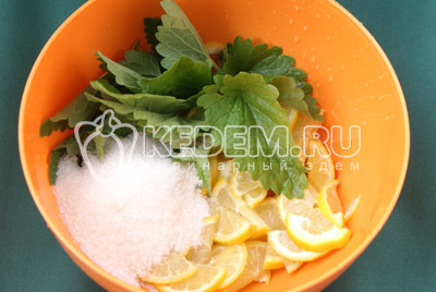 Сложить в миску дольки лимонов, мяту и сахар. - Домашний лимонад. Фото рецепт приготовление домашнего лимонада.