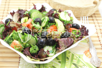 Летний салат из свежих овощей готов