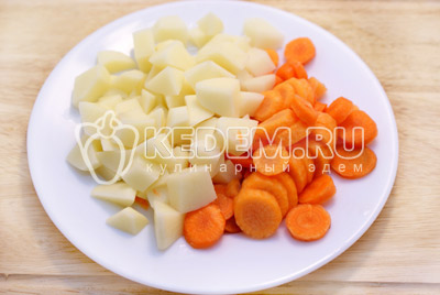 Включить режим суп и варить 30 минут. Снять пену. Картофель и морковь не крупно нарезать. 