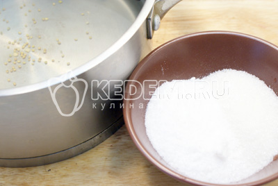 Залить кипятком и оставить на 20 минут. Слить в кастрюлю воду из банок. Добавить сахар и соль, из расчета по 2 ст. ложки на литр воды сахара и соли