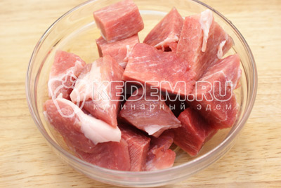 Мясо нарезать кубиками