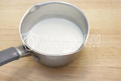 Для крема вскипятить молоко