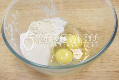 В миску разбить яйца, добавить муку, ваниль, сахар. 