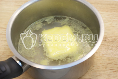 В кастрюле вскипятить воду и добавить масло, хорошо разогреть добавить сахар и щепотку соли