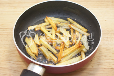 Картофель нарезать соломкой и обжарить на растительном масле