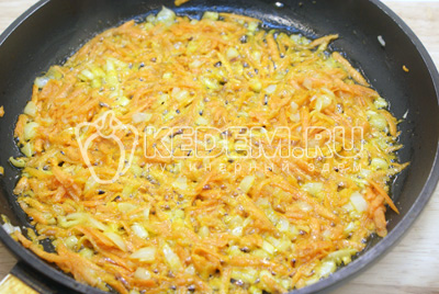 Обжарить на сковороде с растительным маслом морковь с луком, 1-2 минуты
