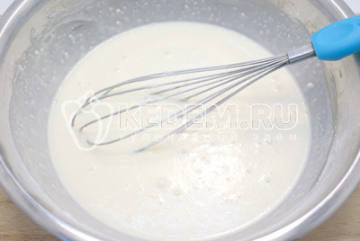 Завести тесто на блины. Взбить 2 яйца, добавить молоко, растительное масло, соль и сахар по вкусу и муку. Тщательно перемешать. Дать тесту постоять