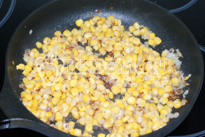 Обжарить на сковороде на растительном масле. Добавить консервированную кукурузу. Приправить солью и перцем по вкусу. Дать остыть