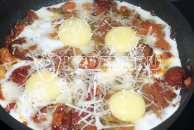 http://kedem.ru/photo/recipe/2014/05/20140519-yaichnica-glazunyya-s-pomidorami-i-halapenyo-04.jpg