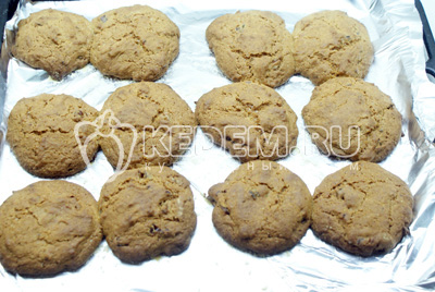 Выпекать в духовке при 180С около 10-15 мин, пока печенье не станет коричневатым