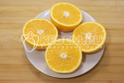 Из двух апельсинов выдавить сок