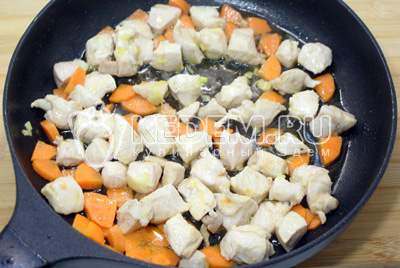 Обжарить на сковороде с растительным маслом филе и морковь. Добавить мелко нашинкованный чеснок