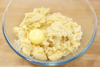 Дать остыть массе и взбивать по одному яйцу в тесто, хорошо перемешивая