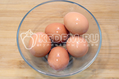 Яйца отварить до готовности. Остудить и очистить