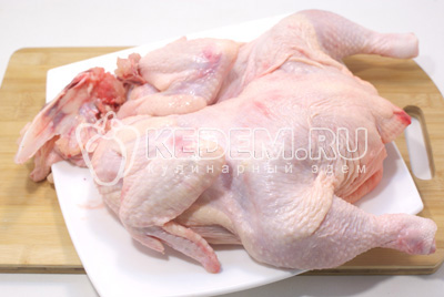 Разрезать курицу по грудинке и вытащить среднюю кость между филе