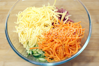 Добавить тертый сыр и морковь по-корейски