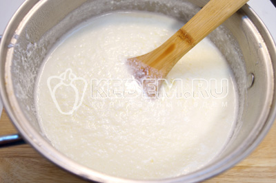 Добавить яично-сметану смесь в молоко и варить на медленном огне до образования сыворотки