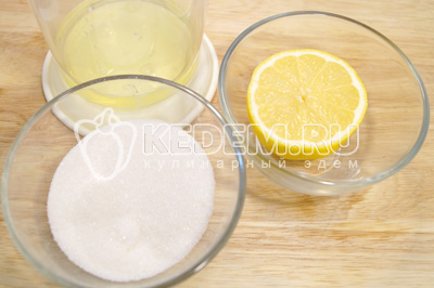 Для крема взбить в густую пену яичные белки с сахаром и 1/2 сока лимона