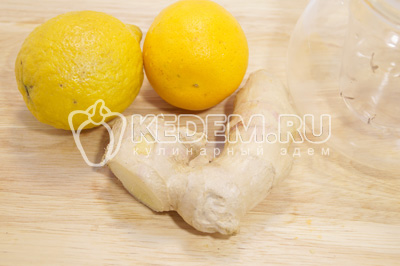 Лимон и апельсин хорошо вымыть. Имбирь очистить