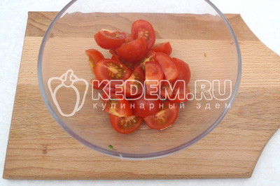 В миску сложить четвертинками нарезанные помидоры и нарубленную петрушку