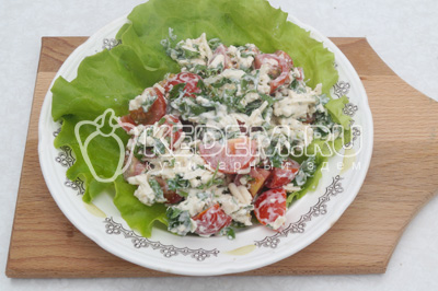 Перемешать и выложить на тарелки с листьями салата