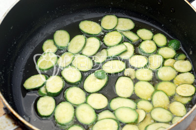 На сковороде разогреть сливочное масло, добавить растительное и обжарить кабачки 1-2 минуты. Добавить рубленный чеснок