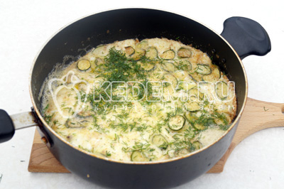Залить кабачки яичной смесью готовить под крышкой 1-2 минуты. Посыпать рубленным укропом