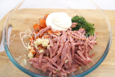 Салат с фасолью и колбасой