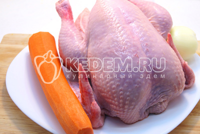 Курицу промыть, морковь и лук очистить.